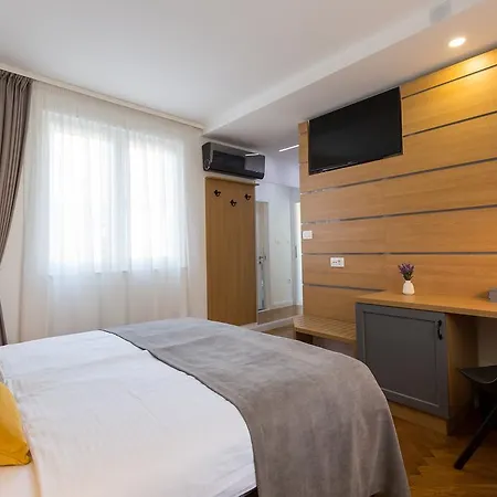 The Well Luxury Πανσιόν 4*